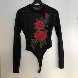  - Fin mesh body med blommor från prettylittlething. Använd cirka 3 gånger. Storlek 10 (uk size) svensk storlek S. Frakt ingår i priset (spårbar frakt blir mer) 