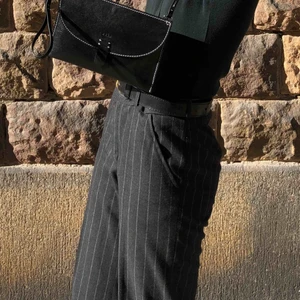  - VINTAGE KOSTYMBYXOR Superfräscha till fitten! Matchar med allt.  Nypris 799kr  🖤