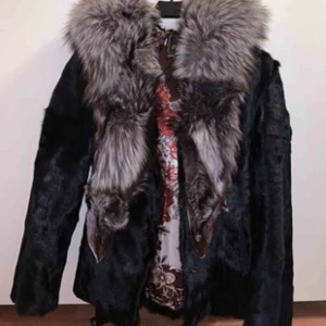  - En fin pälsjacka som är täckt av ÄKTA päls  Fraktas mot betalning 