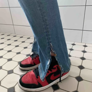  - Skitsnygga Acnejeans med en slits på sidan. Liknar jeansen från Zara som är slutsålda. Frakt tillkommer🥰🦋