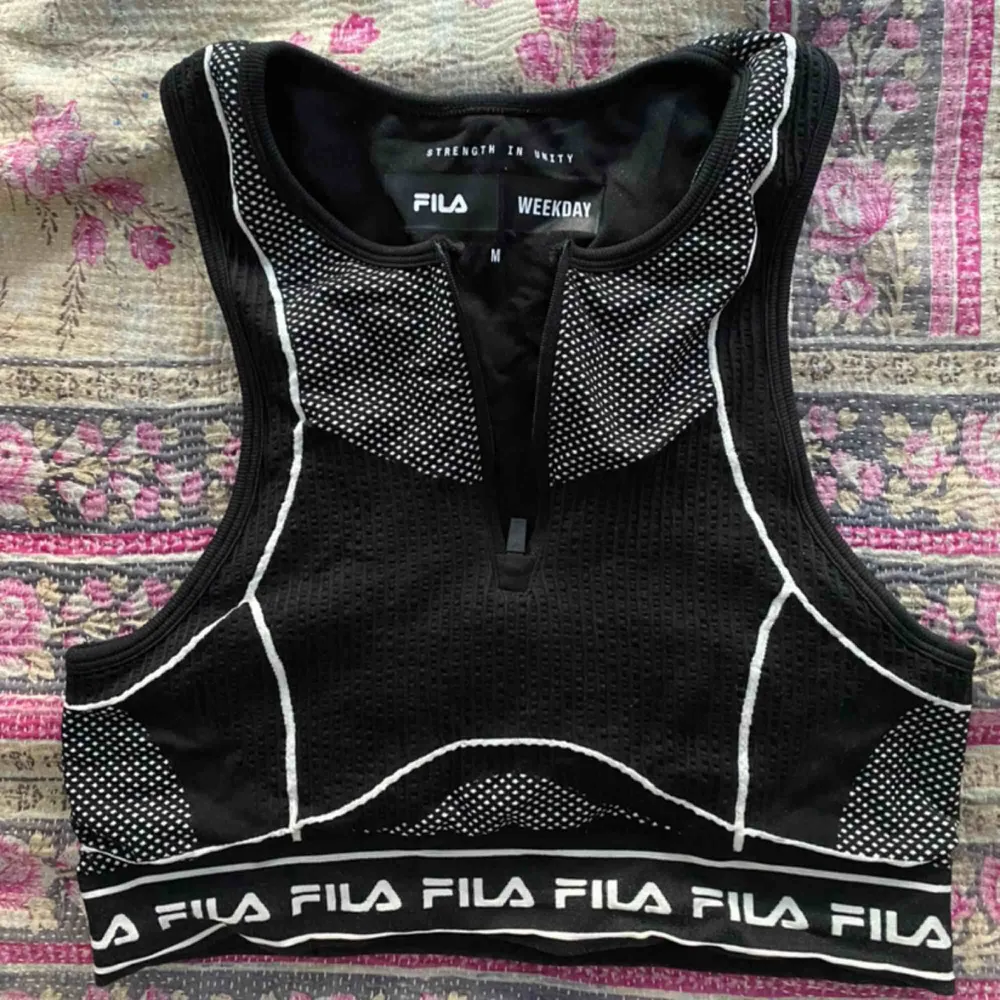 fila sports bra from weekday. it’s honestly cute and a shirt or swim suit top. Övrigt.