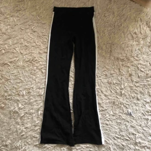  - Svarta mjuka utsvängda byxor med varsitt vitt streck längst sidorna💕 Frakt ligger på 35kr