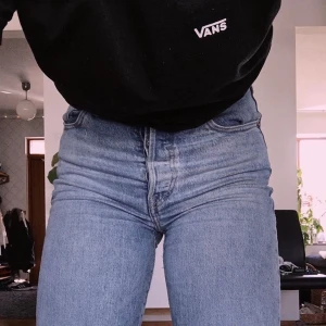 Vans t-shirt i strl S - Snygg vans t-shirt i bra skick, bara använd några ggr. Använder inte mycket längre det är därför jag säljer den :) frakt (63kr) tillkommer🥰