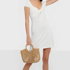 Fin kort klänning i vit, har använts en gång. Storlek S. 
