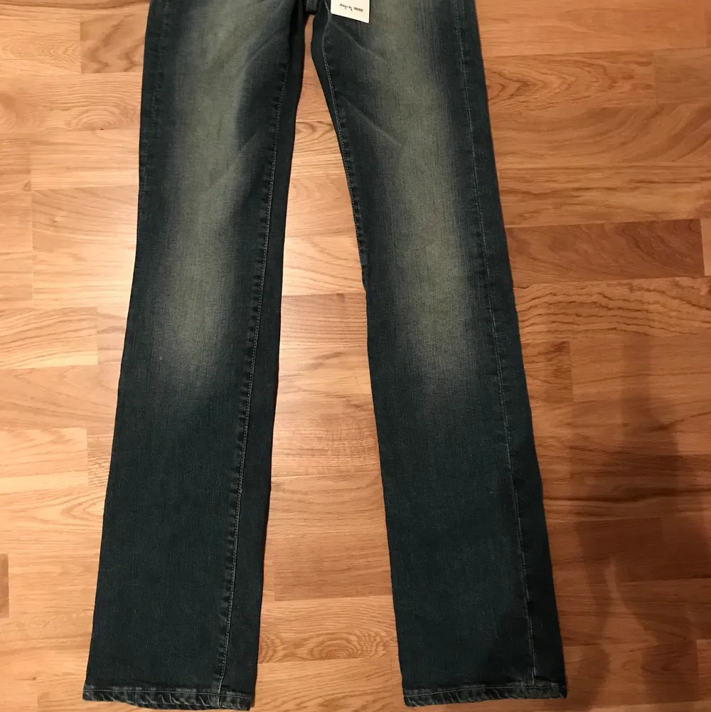 Lågmidjade jeans storlek 24/34. Nya med lappar kvar. Märke Crocker. Pris 100 kr. Porto tillkommer med 49 kr. . Jeans & Byxor.