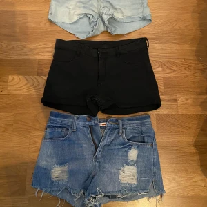 Shorts - 20kr styck. De svarta från g&med, de blåa från vero Moda & de mörka jeans från gina. Storlek 34 & 36