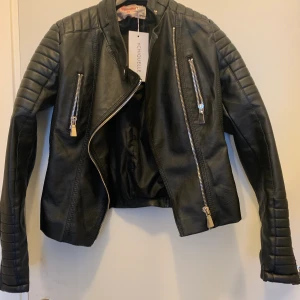 Skinnjacka  - Bra skick. Nypris 700, mitt pris 300, 250 vid snabb affär. Skriv för mer bilder eller info. 