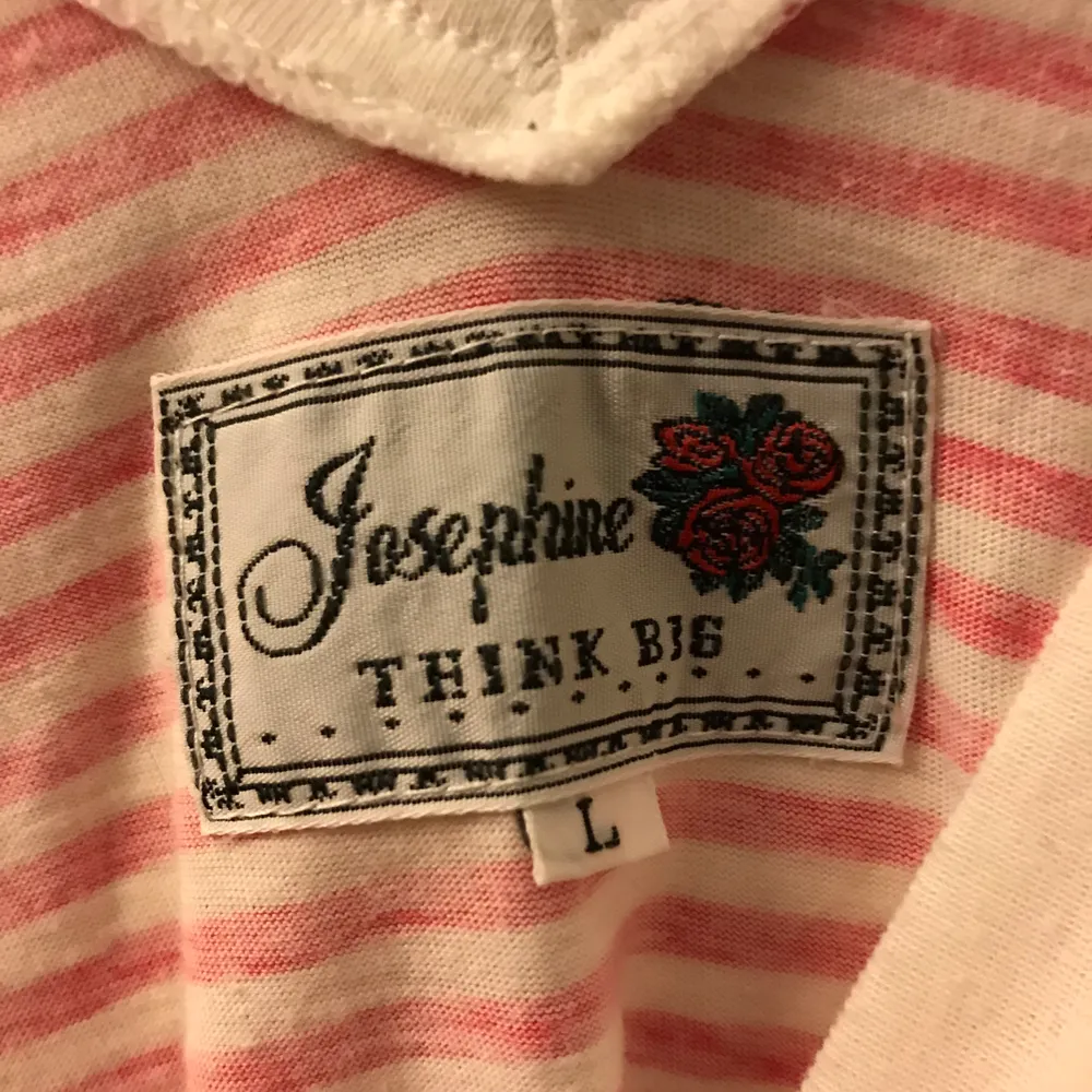 En rosa randig v-Neck tröja från Josephine i storlek Large. Toppar.