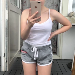Grå mjukisshorts! - (GRATIS FRAKT) Fina mjukisshorts. Använt en del men fortfarande i bra skick ! Shortsen passar bäst på en M skulle jag säga, jag är en XS/S, de är därför ganska stora på mig! 