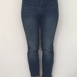  blåa jeans h&m - ”Mom jeans”, 99% bomull, 1% elastan. Skickas mot porto.