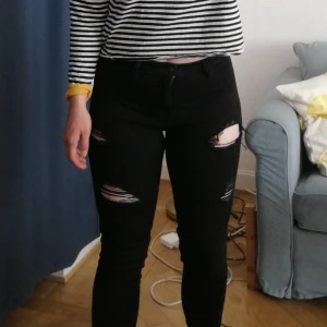 Holister byxor stl W29 L24 - Stretching byxor med hål från Holister. Storlek W29 L24. Frakt tillkommer! Köp mer och få mer rabatt av mig 🌷 