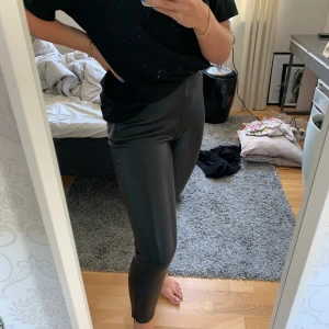 Fake skinnbyxor  - Skinnbyxor, sparsamt använda. Strl 38. Jag är 165cm. Priset inkluderar frakt.💛
