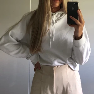 Vit hoodie - Fint skick, 120kr inklusive frakt