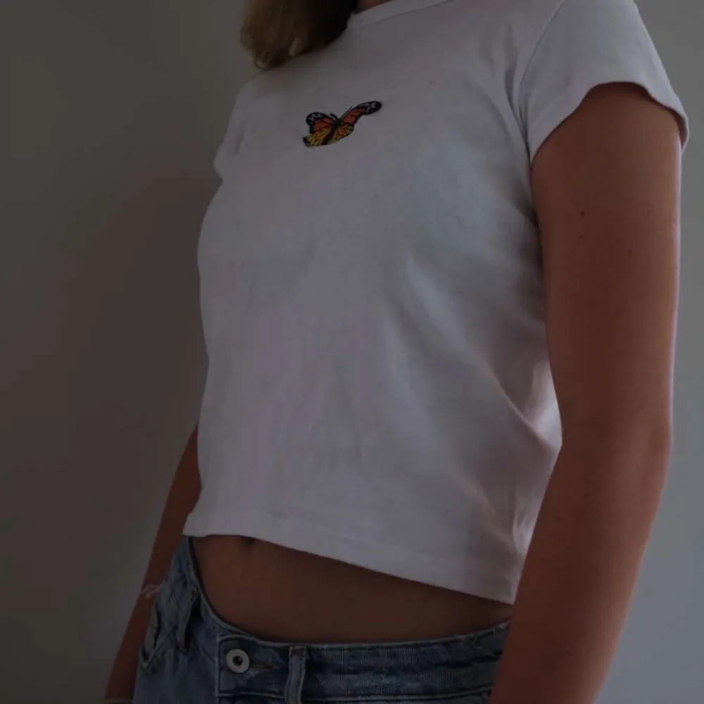 Skitsnygg croptop från brandy Melville! Passar till allt och är perfekt till sommaren. Kika in på vår Instagram för att köpa och fynda mer! @rocketresell_se! 🚀🚀🚀. Toppar.