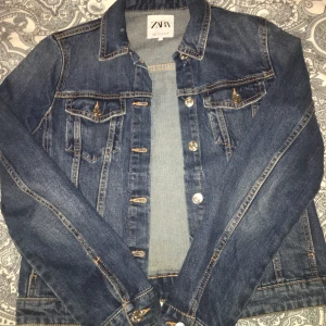 jeans jacka  - har använt den bara tre dagar. Den är rent och dens riktiga pris 300kr. Har köpt den från Zara.