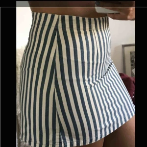  - Randig kjol i en fin modell och skönt material, färgerna syns bäst på andra bilden:)