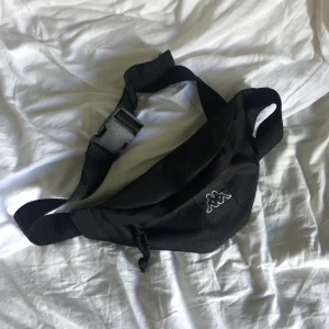Midjeväska  - Svart midjeväska från kappa, aldrig använd då den inte är min stil. 100kr+frakt