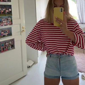 Ljusblåa jeansshorts, högmidjade🦋 - Säljer ett par jättesnygga jeansshorts, i strl XS/S🥰 Använt ett par gånger men i ett riktigt bra skick! Bekväma då det är ett stretchigt material! Pris kan diskuteras🥰