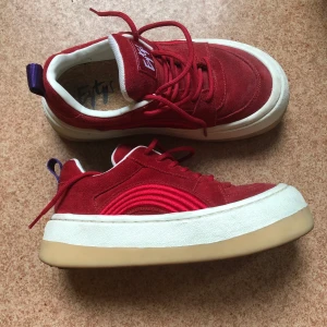 Röda Eytys - Ett par röda eytys i jättefint skick bortsett från att de är lite smutsiga! Inköpta förra sommaren på NK. Säljs pga att de sällan kommer till användning. Möts endast upp! 