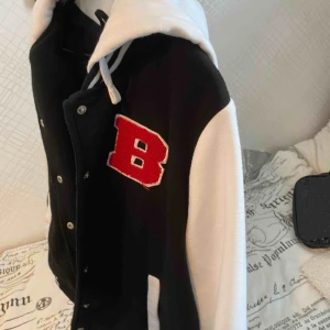  - Säljer denna jättefina ”collegekofta”. Köpt i usa för 400 kr men säljer för 150 använd endast en gång. Köparen betalar frakt , pris kan diskuteras 🦋🦋 passar alla storlekar 