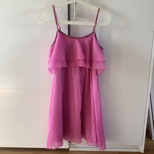 Klänning från Lindex - Knälång klänning från Lindex🌟 Från barnavdelningen men passar bra på mig som är en S/M🤩