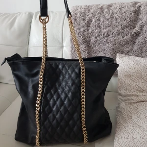 väska i fin skick - använd endast en gång 100kr+frakt 