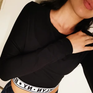Long sleeved crop top SVART  - Aldrig använd, det står strl L på lappen men passar mig som är S. Hämtas i Malmö eller skickas i post (frakt tillkommer). 