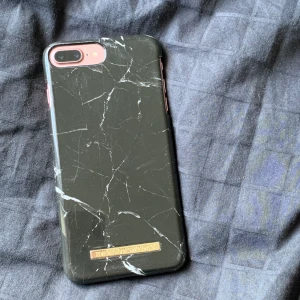 Mobilskal  - Mobilskal från ideal of Sweden som passar till iPhone 7 Plus och 8 plus. Skalet har en liten spricka (se bild) annars fint skick. Frakten är gratis. Köpt för 299kr💫💞⚡️