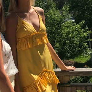 Volangklänning - Superfin volangklänning i gul/orange 🧡