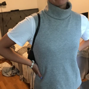 Poloväst - Superfin poloväst söt under t shorts men oxå utan! 