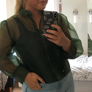 Meshskjorta med puffärm - Helt oanvänd meshskjorta med puffärm! Köpt på monki men tyvärr aldrig använd. Storlek L men passar S-L. Prislapp finns kvar!! Har ni frågor eller funderingar är det bara att höra av sig. Köparen står för frakt 🚚.