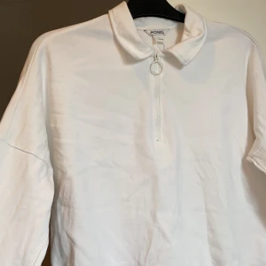 Tröja - Vit tröja från monki som är oanvänd