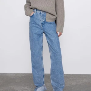 Zara jeans - Jeans från zara i storlek 36. Byxorna har endast testats och aldrig använts utomhus☺️