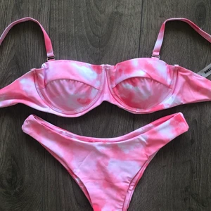 Bikini Shein - Bikini i storlek M (men liten i stl är som en S) från Sheinside. Knyts i ryggen. Trosan är i brazilian-modell. Helt ny och oanvänd. 