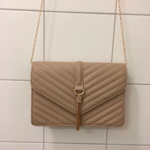 Clutch väska - Beige axelremsväska med gulddetaljer 