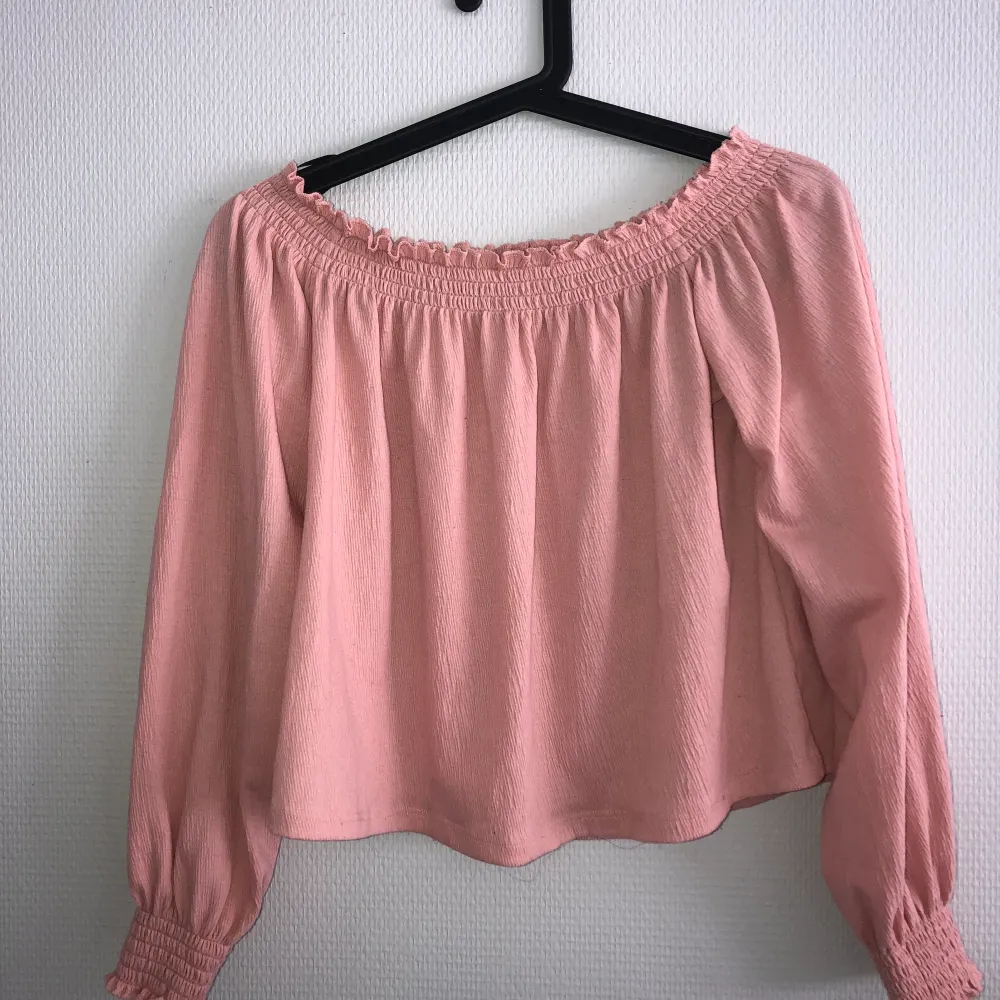 jätte fin rosa off shoulder top, använd en gång men säljer den eftersom jag har köpt nya kläder, frakt ingår i priset 💕. Toppar.