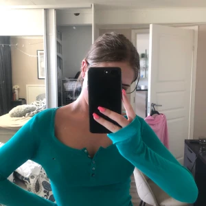 Tommy hilfiger tröja - En grön tröja från Tommy hilfiger. Passar som XS-S. 120 + frakt. Hör av dig vid funderingar🥰