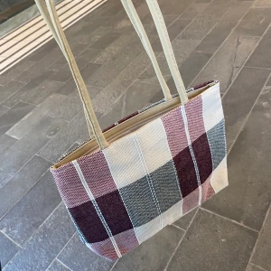 Rutig gullig väska  -  Storlek: x  Pris: 100kr Frakt: 44kr Hör av dig om du är intresserad💖💖