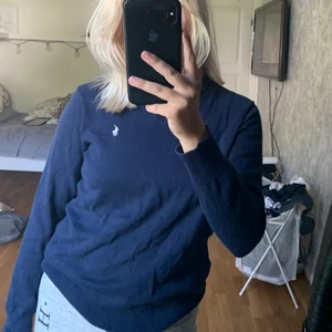 Ralp Lauren tröja - Superfin tröja från Ralp Lauren, aldrig använd! L i barnstolen motsvarar s/xs i vuxenstorlek!⚡️⚡️