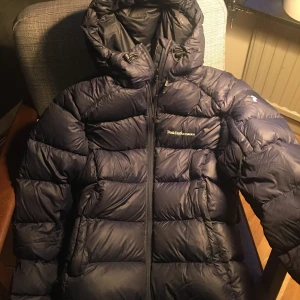 Peakperformance vinterjacka  - Använt ett fåtal gånger, gott som ny. Köpt för 4000 och säljer för 2000. 