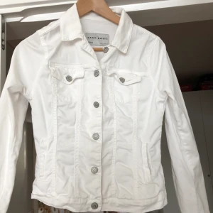 Zara vit jeansjacka  - Vit jeansjacka från Zara. Använd 1 gång. Str S men mer som en XS. 