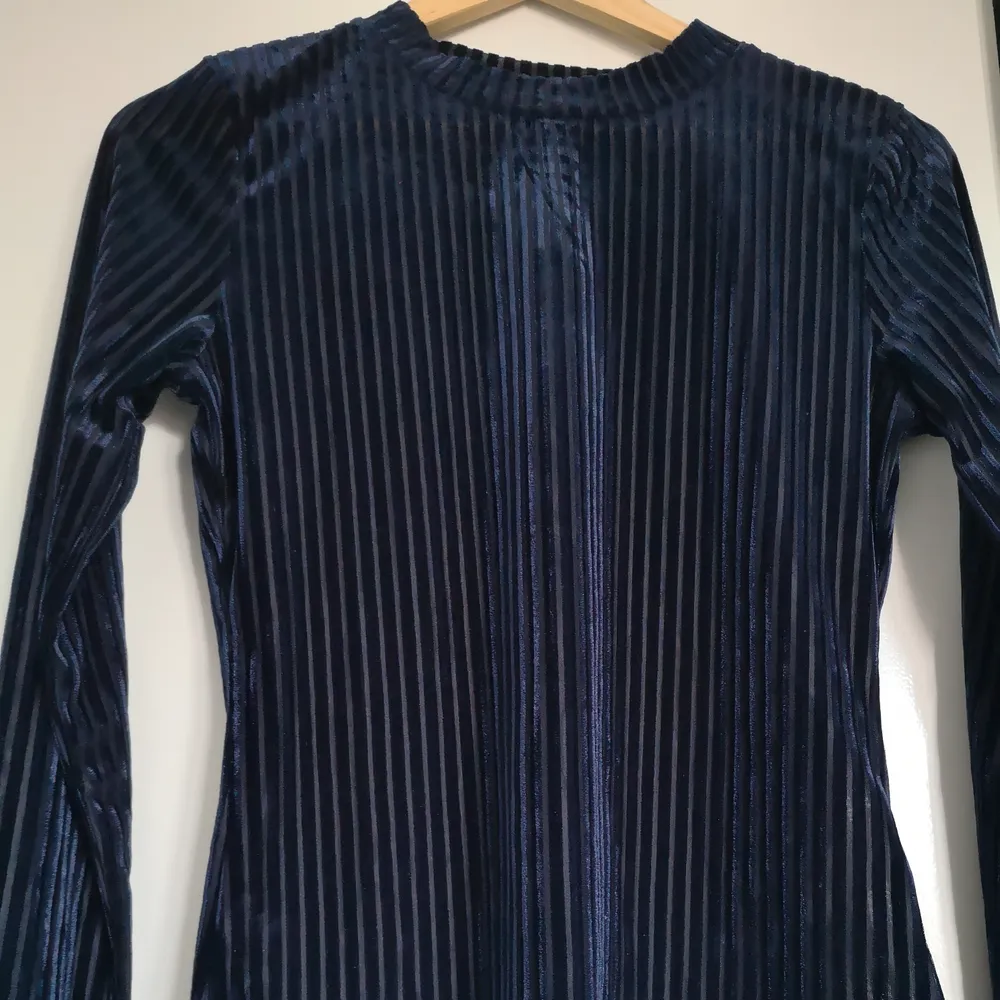 Jättefin långärmad tröja med typ sammetsdetaljer. Den är storlek s men passar också en XS. Köparen står för frakt . Tröjor & Koftor.