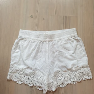 Tygshorts  - Tygshorts i linne-aktigt tyg med virkad kant. Oanvända. Köparen står för frakt