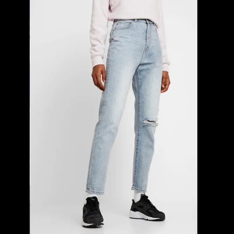 Säljer dessa jättefina raka, högmidjade jeans från Dr Denim🤍✨✨ De är helt oanvända och har alla lappar kvar. Köpta på Nelly för 599 kr (har kvar kvittot!) Säljer eftersom jag har ett par andra jeans som är väldigt lika och jag inte hunnit returnera.. Jeans & Byxor.