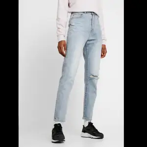 Säljer dessa jättefina raka, högmidjade jeans från Dr Denim🤍✨✨ De är helt oanvända och har alla lappar kvar. Köpta på Nelly för 599 kr (har kvar kvittot!) Säljer eftersom jag har ett par andra jeans som är väldigt lika och jag inte hunnit returnera.