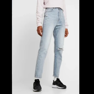 Dr denim Straight Jeans - Säljer dessa jättefina raka, högmidjade jeans från Dr Denim🤍✨✨ De är helt oanvända och har alla lappar kvar. Köpta på Nelly för 599 kr (har kvar kvittot!) Säljer eftersom jag har ett par andra jeans som är väldigt lika och jag inte hunnit returnera.