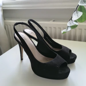 Stilettklackar strl.40 - Mocka-aktikt material. 10cm höga klackar men känns som att gå i 7cm pga platån. Väldigt bekväma faktiskt. Använda på en del finfester men knappt något som syns. Köpta på Bianco för 5 år sedan. Skriv om frågor🌸