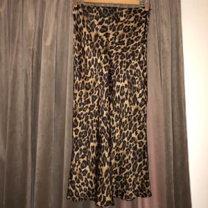 Leo kjol  - Frakt 50kr