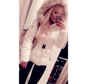  - Jacka från SAKI nytt pris 2995kr. 
Det är stl 40 men eftersom jag i vanliga fall har stl 36 sydde jag in skärpet vilket har gjort att jackan sitter bra ändå. Därför funkar den som antingen en small eller medium. 

Super fint skick annars, kan posta eller mötas upp i Uppsala! :) 