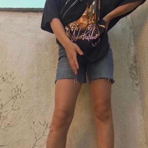 Jeansshorts  - Mellanlånga shorts från Gina tricot. Köpte dem på Plick men de passade ej:( storleken är 34 men skulle säga att de mer skulle passa en 32 eftersom de inte passade mig som är 34💗 Ej mina bilder! Köparen står för frakt på 66 kr💗
